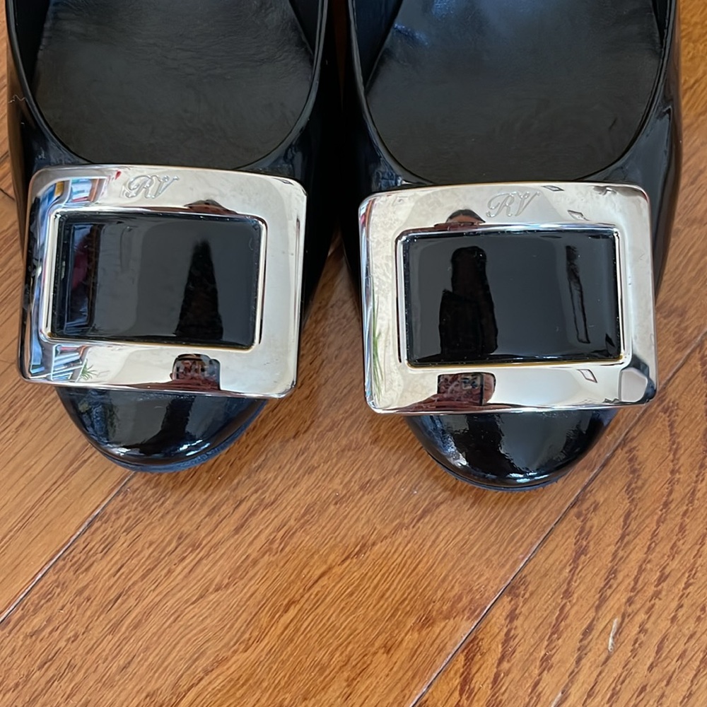 Roger Vivier black patent pumps kitten heels with classic silver square buckle - Picture 2 of 8